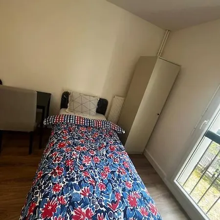 Apartament Single Bed In A 2 Bed Near Paris